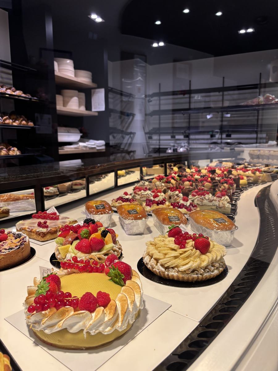 De toonbank in de winkel, vol taarten met vers fruit